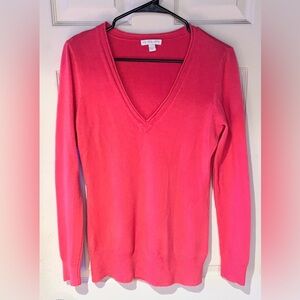 New York & Company V-Neck Sweater in Vibrant Coral Size Medium